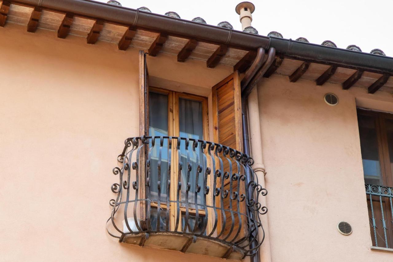 La Conca Apartment: A View On The Roman Aqueduct Perugia Exterior photo
